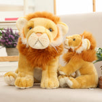 Lion en peluche réaliste