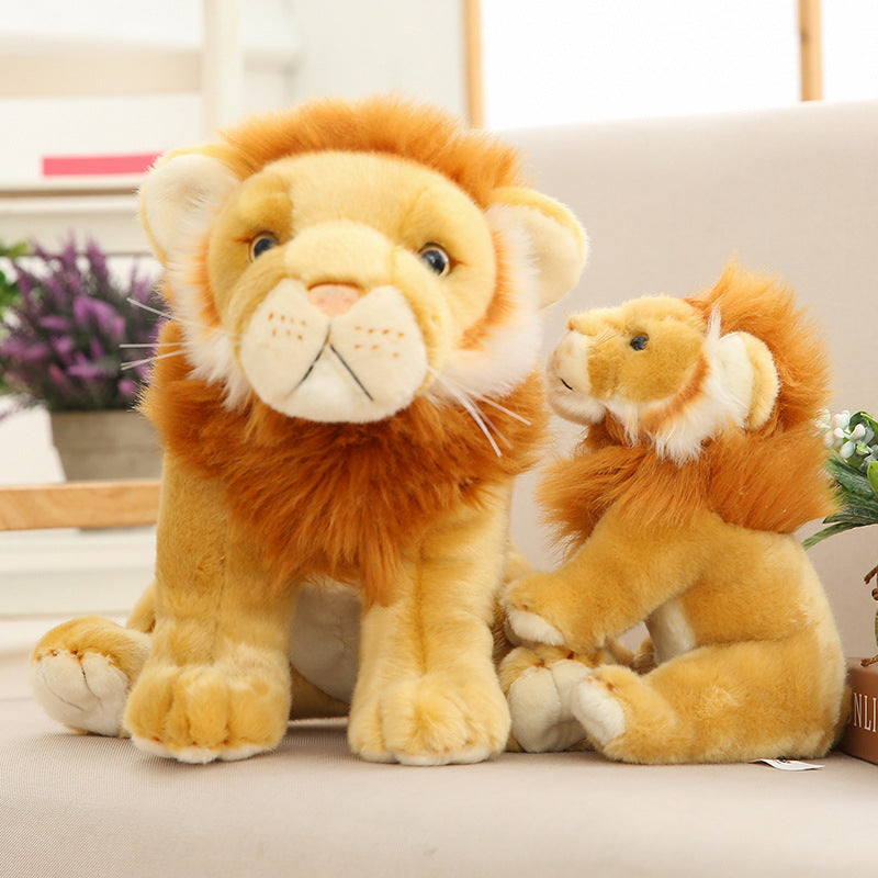 Lion en peluche réaliste