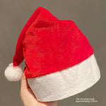 Sjov julehue i plys med festlige designs