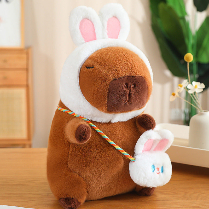 Capibara di peluche in costume da animale